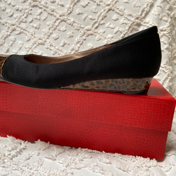 Donald Pliner Julie black crepe elastic with tortoise shell wedge heel size 9.5 - Picture 4 of 8